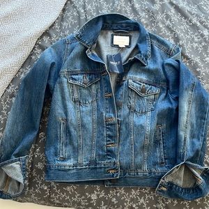 Brand new jean jacket forever 21. Size medium.